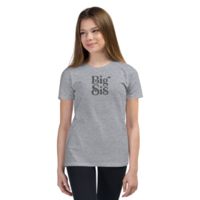 girl wearing heather gray tee that says Big Sis