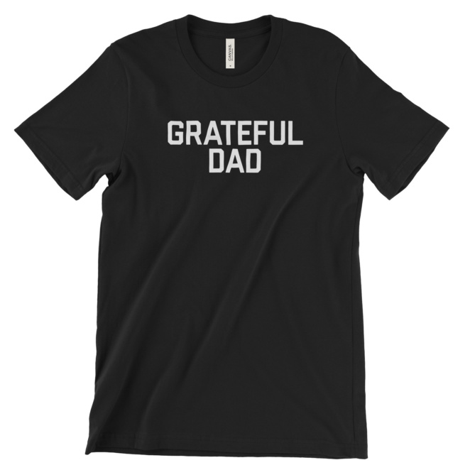 Black tee that says Grateful Dad
